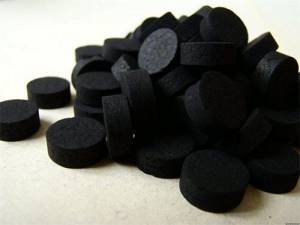 Активированный уголь имеет свойство окрашивать каловые массы в насыщенный черный цвет