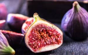 Healthy fig fruits