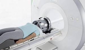Positioning the patient on the conveyor of the head MRI machine
