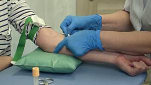 Taking a blood sample from a patient&#39;s vein